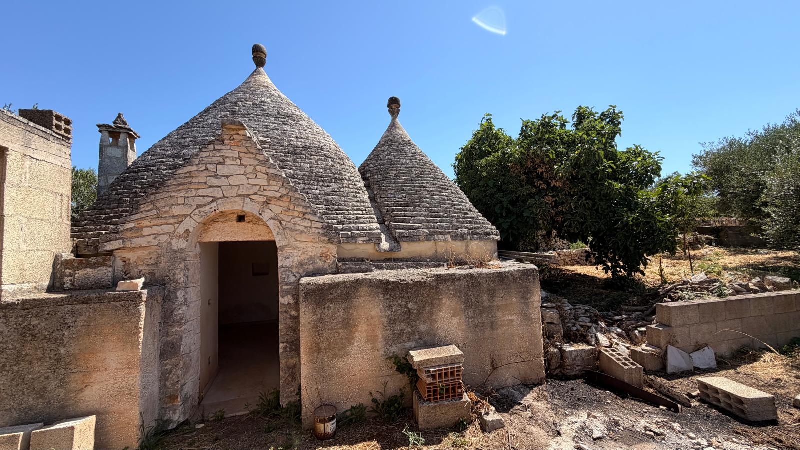 Piccola Villetta In Zona Abitata, 2 Vani e Acc, Trullo, Deposito.